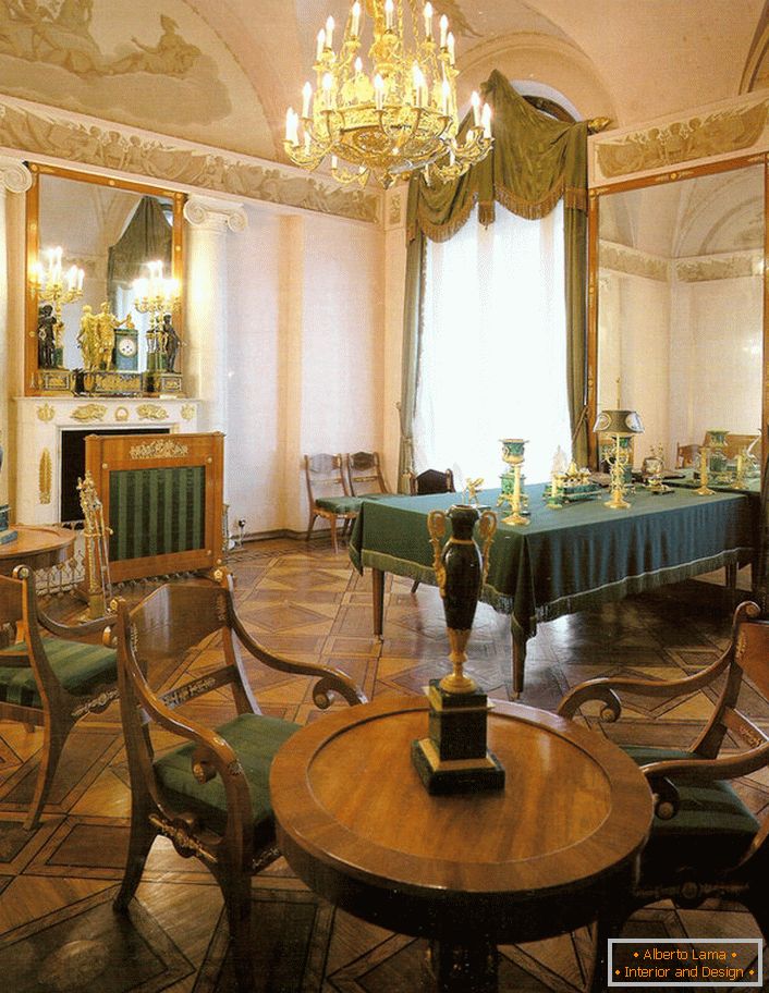 Jadalnia w stylu empire w dużym wiejskim domku na południu Francji.