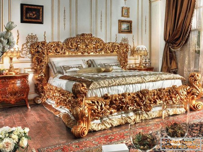Luksusowe łóżko wykonane jest w najlepszych tradycjach stylu empire. Masywne grzbiety łóżka z rzeźbionego drewna o szlachetnym złotym kolorze wyróżniają się na tle innych detali wnętrza.