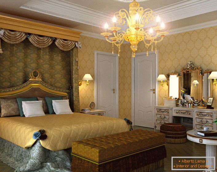 Przestronna sypialnia w stylu empirowym z odpowiednio dobranym oświetleniem. Nad łóżkiem wisi baldachim z drogiego, ciężkiego materiału.