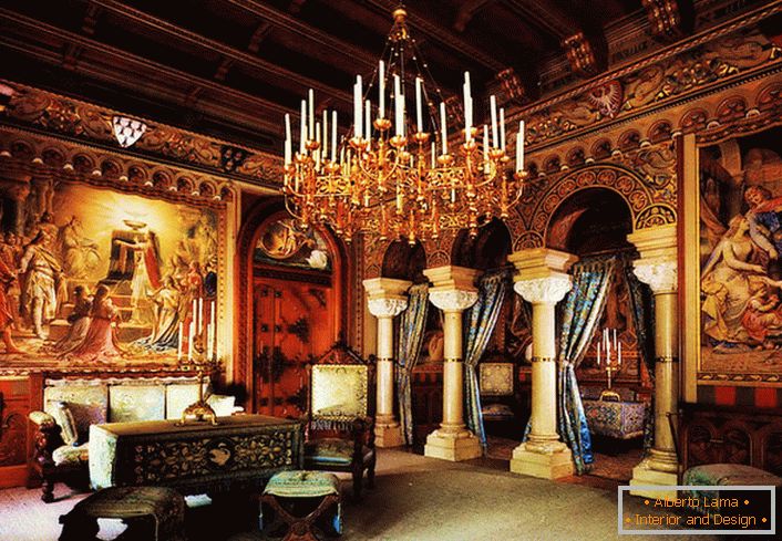 Nieporęczny żyrandol ze świecami przenosi się z gości sali do ubiegłego wieku. Królewskie rezydencje z kolumnami i malowidłami artystycznymi nadają pomieszczeniu jeszcze więcej pompatyczności.