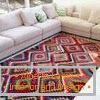 Białe sofy i turecki dywan