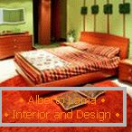 Sałatka i pomarańczowy dywan w sypialni