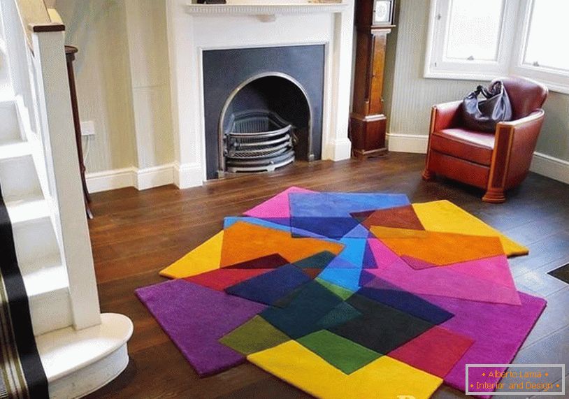 Kolorowy dywan przed kominkiem
