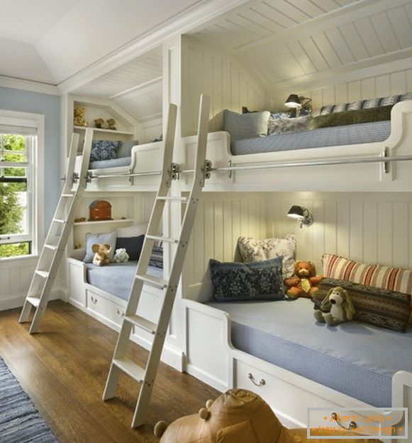 Dwa łóżka piętrowe w pokoju dziecinnym