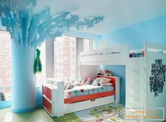 Dwukondygnacyjne łóżko i drzewo w pokoju dla dziewcząt