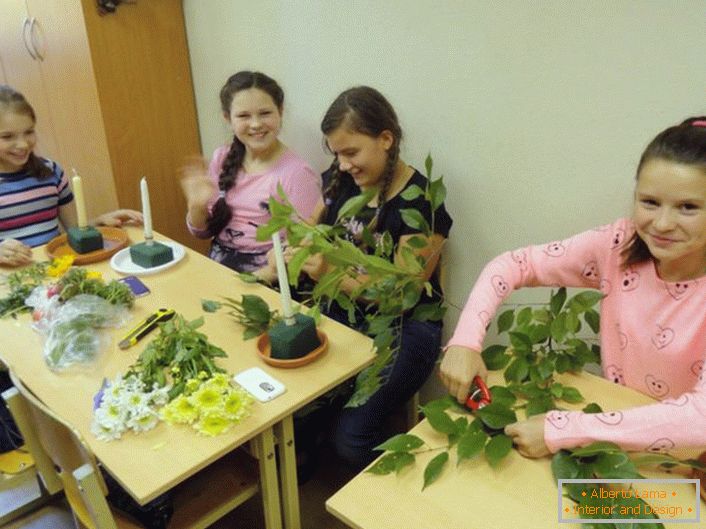 Uczymy się dekorować świeczniki kwiatami i liśćmi.