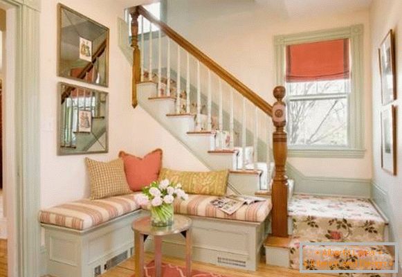 Wykładzina dywanowa ze schodami w domu - zdjęcie z korytarza