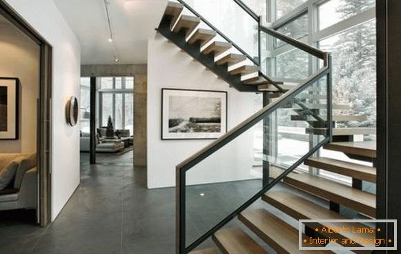 Metalowe schody w domu na drugim piętrze - zdjęcie