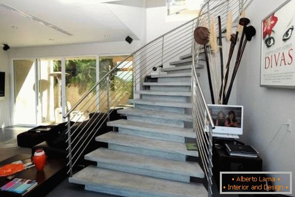 Piękne betonowe schody we wnętrzu prywatnego domu