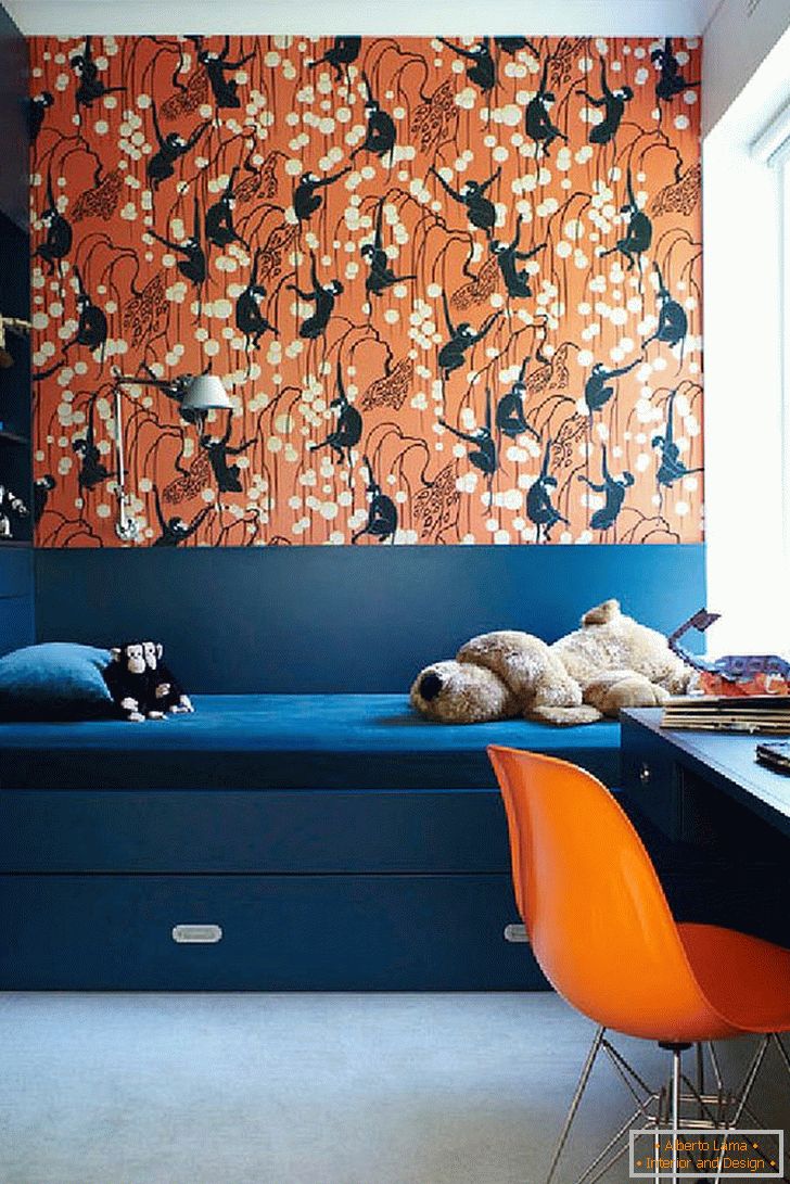 Łóżko w kolorze pudla-w-granatowo-niebiesko-deco-małpie-w-ciastku przez de-gournay-tapetę-w-żywym pokoju dziecinnym