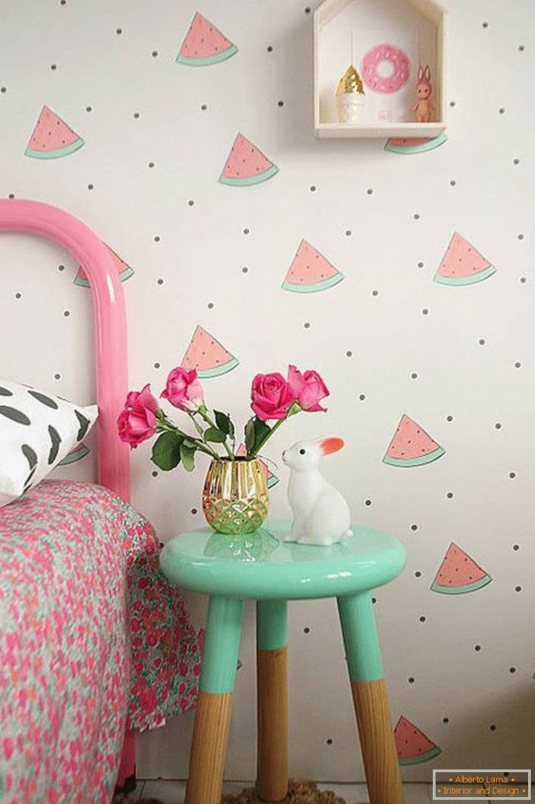 tapety-pokój dziecięcy-arbuzowy-różowy-boczny stolik