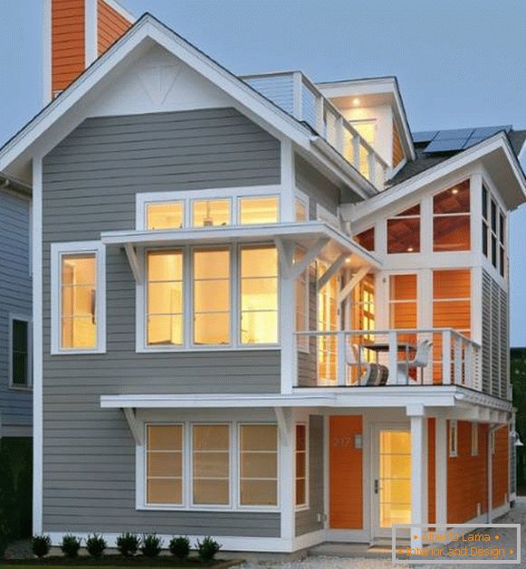 Nowoczesna fasada prywatnego domu w kolorze szarym i pomarańczowym