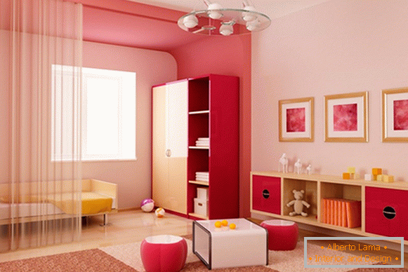 Różowa farba na ścianach i suficie apartamentu - zdjęcie