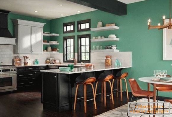 Malowanie ścian w mieszkaniu za pomocą zielonej farby - zdjęcie kuchni i salonu