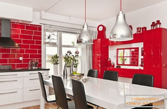 Kuchnia jest czerwona z białym zdjęciem 14