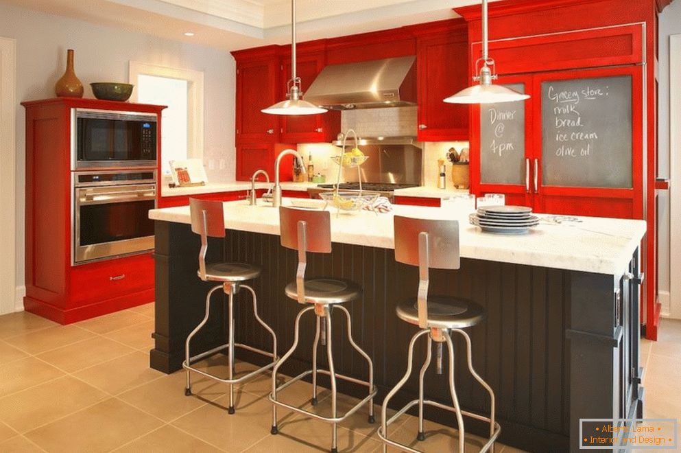Wielopoziomowy sufit w kuchni z czerwonymi meblami