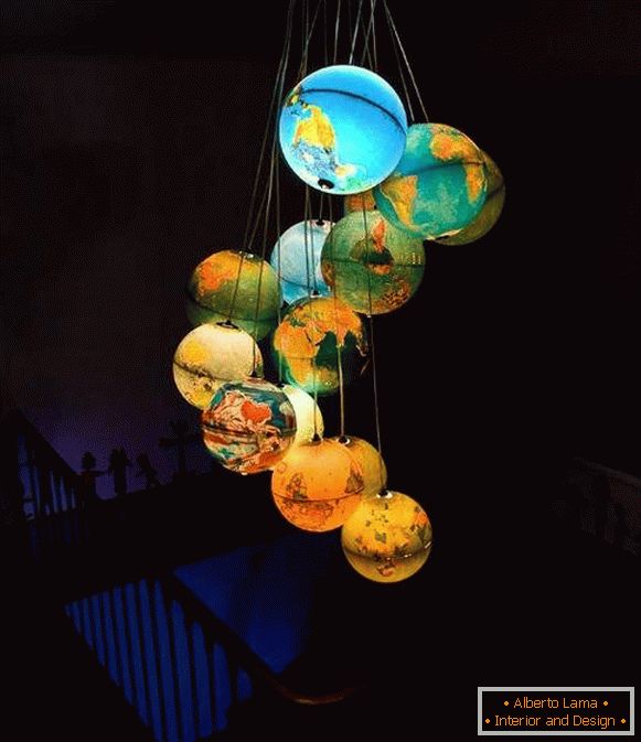 Pomysły na dom rzeczy niepotrzebnych - lampa żyrandol z globusów