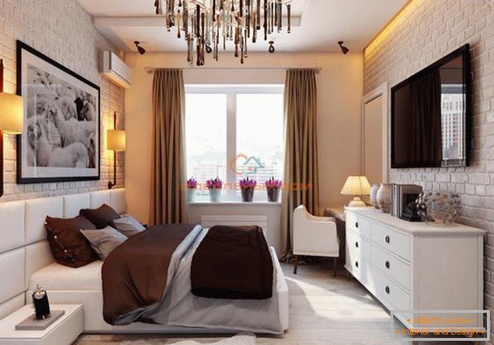 Mała sypialnia w stylu loftu wykonana jest w jasnych kolorach. Elegancki, luksusowy design w niecodziennej interpretacji.