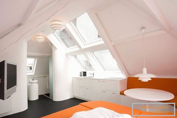 Kreatywne wnętrze apartamentu w kolorze pomarańczowym