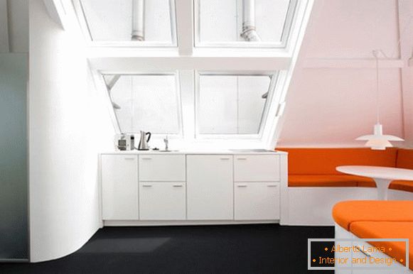 Kreatywne wnętrze apartamentu w kolorze pomarańczowym