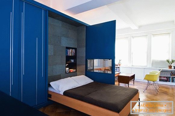 Kreatywne wnętrze mieszkania w kolorze niebieskim