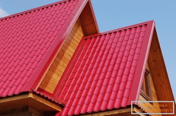 Czerwony dach wykonany z metalu