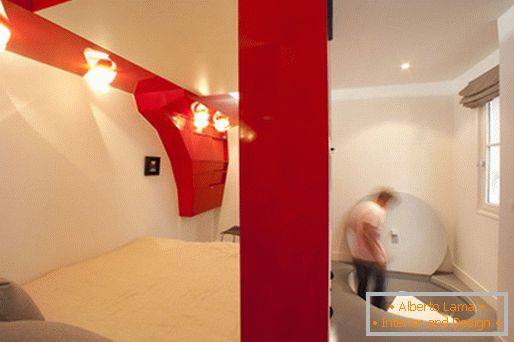 Oryginalny wystrój sypialni: zmienny czerwony i biały pokój oraz łazienka