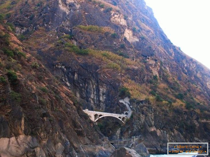 Widok skaczącego wąwozu tygrysiego (Lijiang)