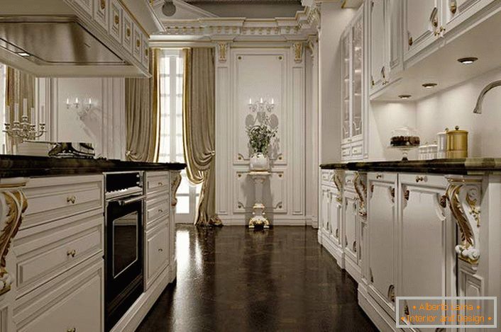 Szlachetne wnętrze kuchni w biało-złotych barwach świadczy o dobrym smaku właściciela domu. 