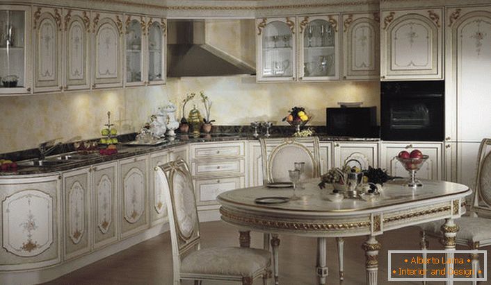 Wbudowana technika sprawia, że ​​wnętrze kuchni w stylu barokowym.
