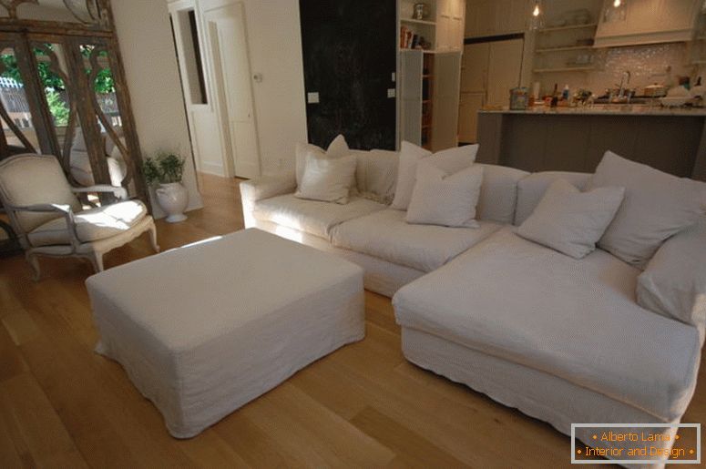 meble-dekoracja wnętrz-klasyczne-białe sofy-z poduszkami-i-stół-w połączeniu-z drewnianymi podłogami-i-otwarta-kuchnia-plan-inspiracji-salon-design-pomysły-wygodne- nowoczesna sofa z miękkim lejem