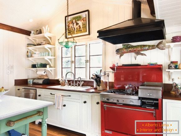 Czerwony piec w kuchni w stylu Prowansji