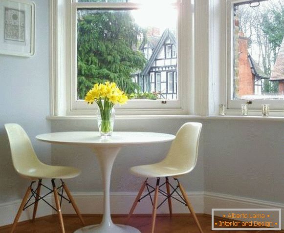 Kultowy biały stół Saarinen Tulip