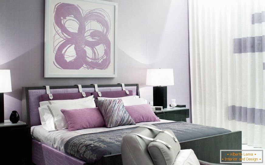 Liliowy kolor w nowoczesnej sypialni