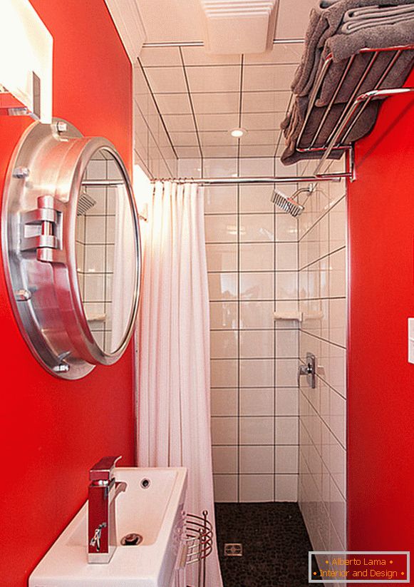 Jasne czerwone wykończenie małej łazienki