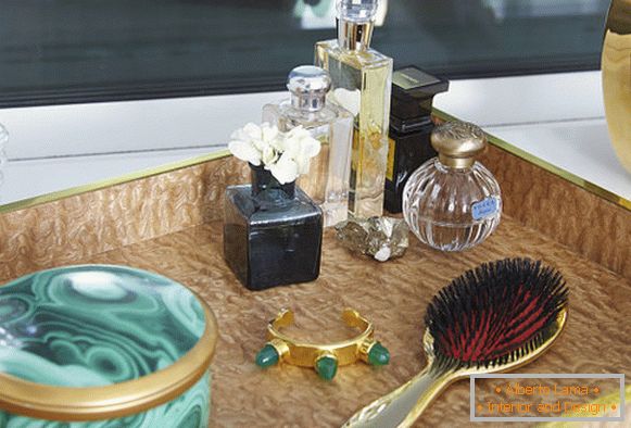 Perfumy i akcesoria na półce