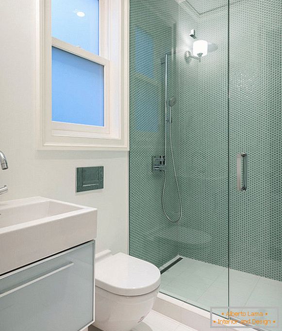 Szklany prysznic w kompaktowej łazience