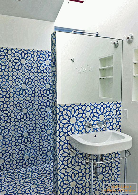Błękitny kwiecisty wzór na ścianie w łazience