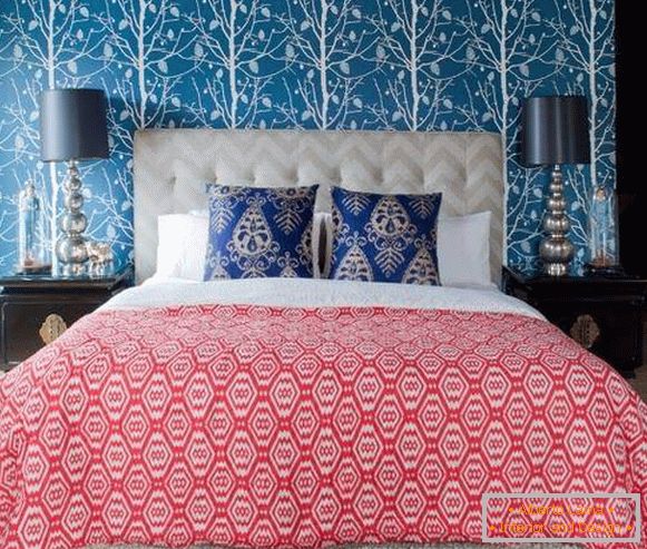 Jaskrawa błękitna tapeta w sypialnia projekcie 2016