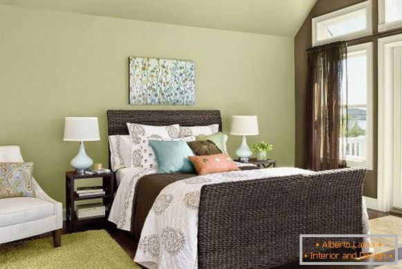 Zaprojektuj sypialnię w tropikalnym stylu - zielone tapety