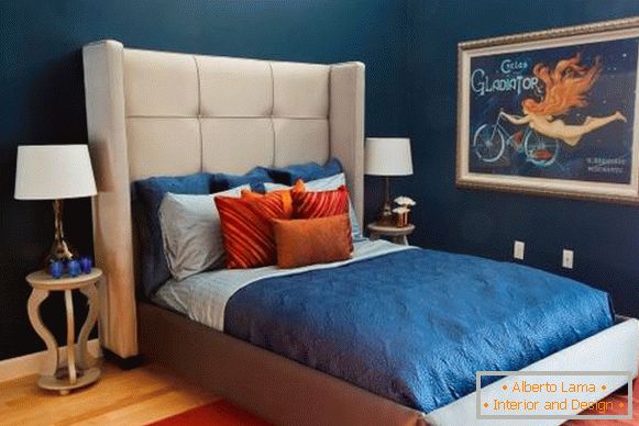 Luksusowy ciemny niebieski kolor tapety w sypialni