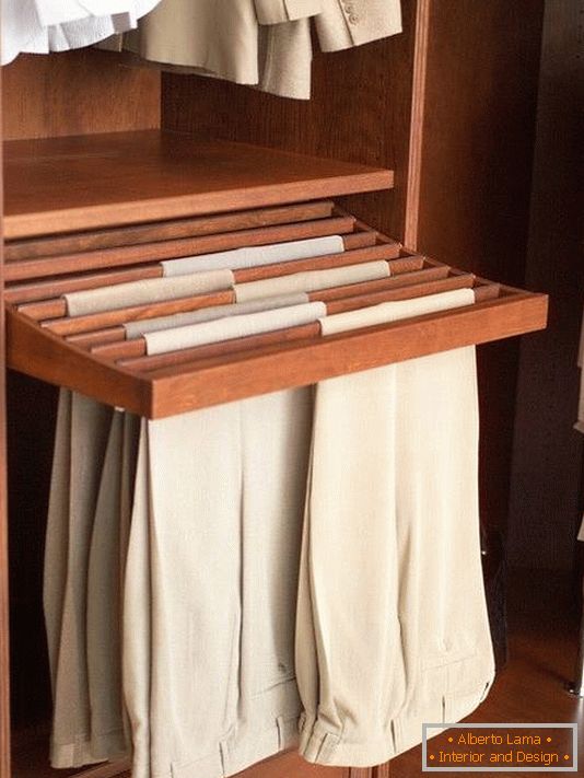 Pomysł na przechowywanie spodni w garderobie