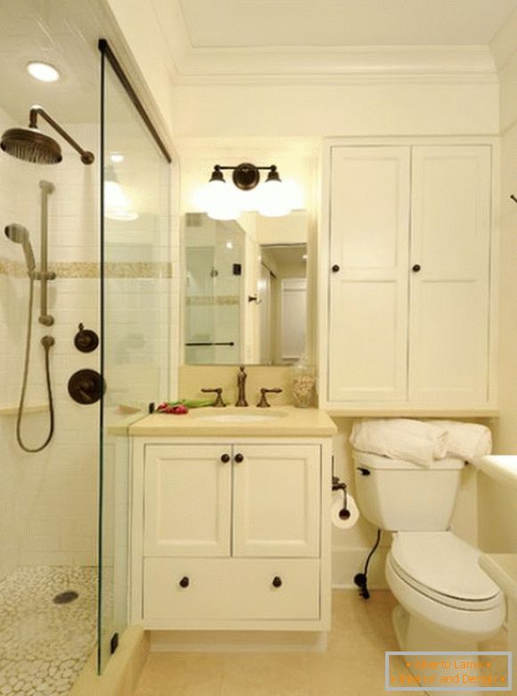 Wąska kabina prysznicowa ze szklanym działem w łazience