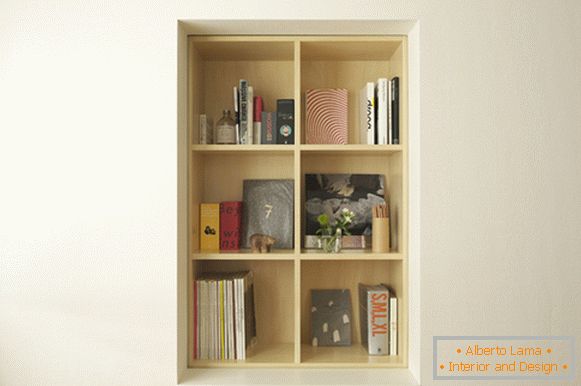 Półka na książki na ścianie