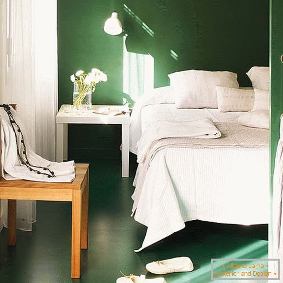 Mała sypialnia w kolorze białym i zielonym