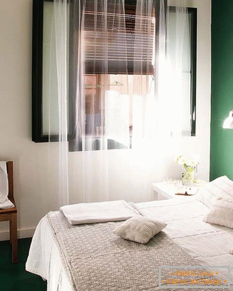 Wnętrze sypialni w biało-zielonym kolorze