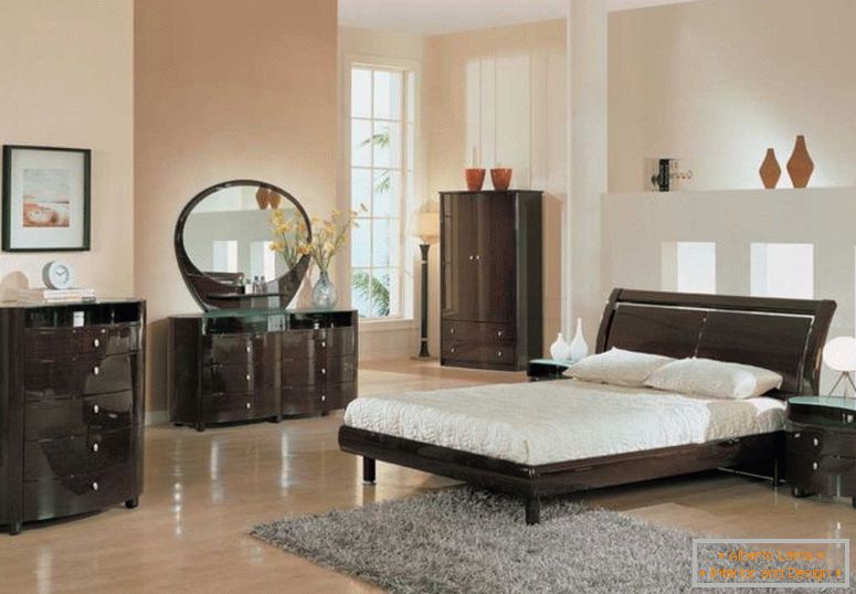 klasyczne i proste meble do sypialni z błyszczącymi meblami z toaletką i toaletką, a także do lamp z podłogą stołową i lamówką do dywanów i dywanów