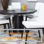 Stół i krzesła ciemnego koloru