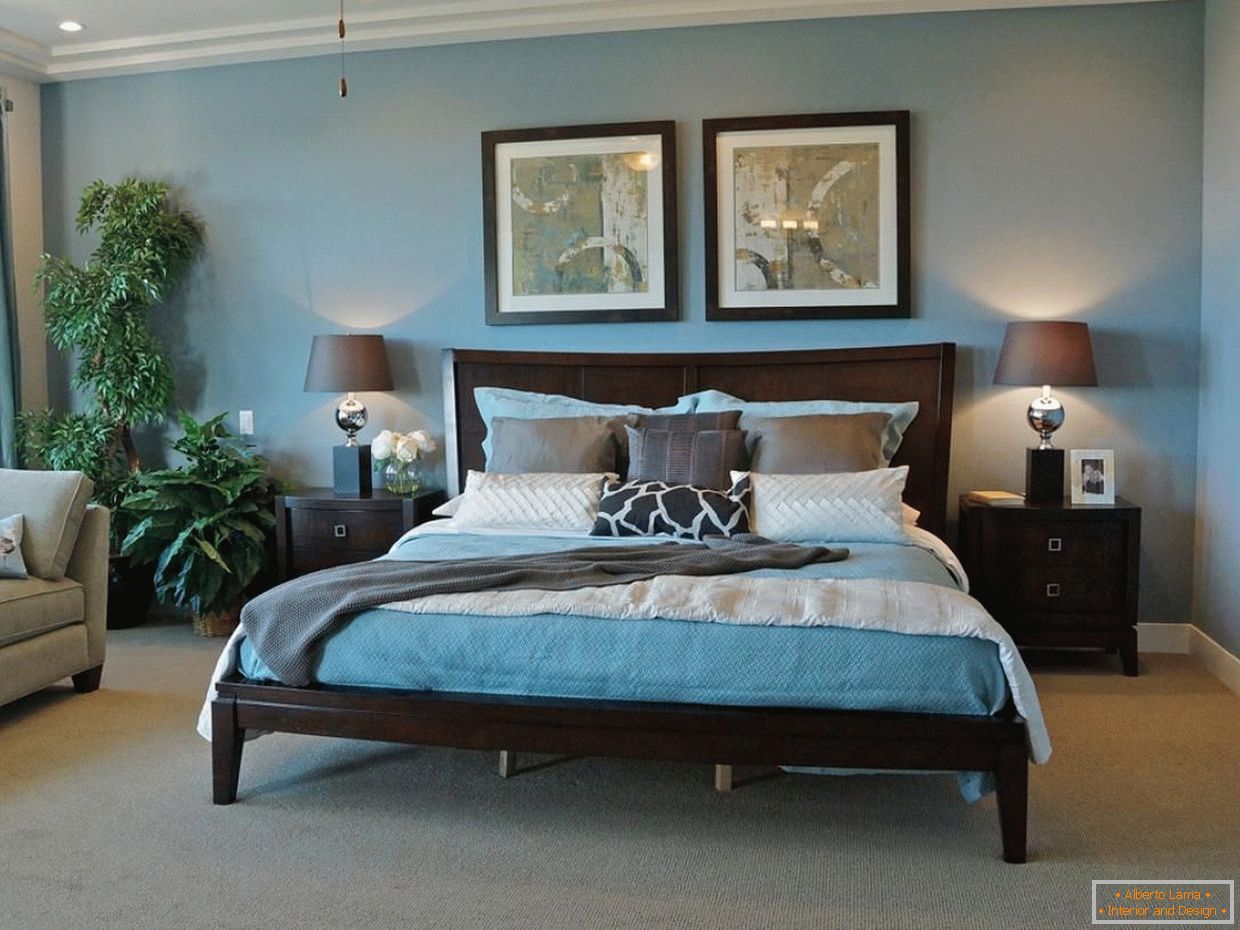 Drewniane łóżko w nowoczesnej sypialni