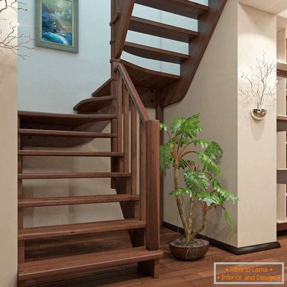 Drewniane schody z kilkoma przęsłami w prywatnym domu